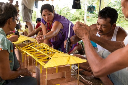 Press kit | 3162-01 - Press release | Streetlight Tagpuro - Eriksson Furunes Architecture, Leandro V. Locsin Partners & Boase - Institutional Architecture -   Model making with the community - discussing doors, windows and interior layout.<br>  - Photo credit: Alexander Eriksson Furunes<br>