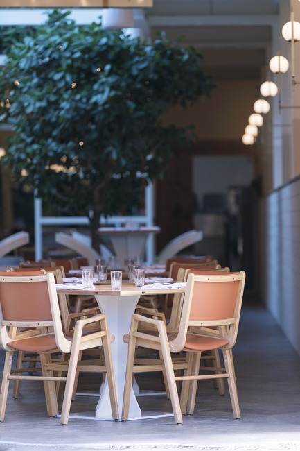 Press kit | 788-05 - Press release | Restaurant "Perles et Paddock" - FX Studio by clairoux - Commercial Interior Design - interior design restaurant decoration by Clairoux, high end interior designers commercial and residential - interior terrace with outside feels - Photo credit: atelier welldone