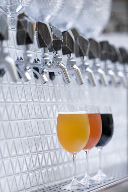 Press kit | 788-05 - Press release | Restaurant "Perles et Paddock" - FX Studio by clairoux - Commercial Interior Design - interior design back bar detail with triangular ceramics - Photo credit: atelier welldone