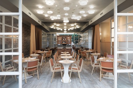 Press kit | 788-05 - Press release | Restaurant "Perles et Paddock" - FX Studio by clairoux - Commercial Interior Design - interior design restaurant cosy diningroom hardwood floor, wall mirrors, crystal used suspensions, old chairs modified - Photo credit: atelier welldone