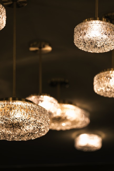 Press kit | 788-05 - Press release | Restaurant "Perles et Paddock" - FX Studio by clairoux - Commercial Interior Design - crystal suspension with brass rod - Photo credit: atelier welldone