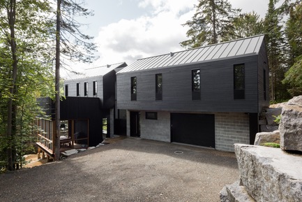 Press kit | 1678-03 - Press release | De La Canardière Residence - Atelier BOOM-TOWN - Residential Architecture - North side facade - Photo credit: Steve Montpetit