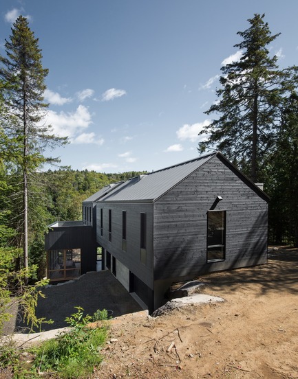 Press kit | 1678-03 - Press release | De La Canardière Residence - Atelier BOOM-TOWN - Residential Architecture - Hill side facade (West) - Photo credit: Steve Montpetit