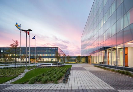 Press kit | 916-07 - Press release | Menkès Shooner Dagenais LeTourneux Architectes Wins “Best of Canada Design” Award for Ericsson’s New Montreal Office - Menkès Shooner Dagenais LeTourneux Architectes - Industrial Architecture - Campus Piazza - Photo credit:  Stéphane Brügger 