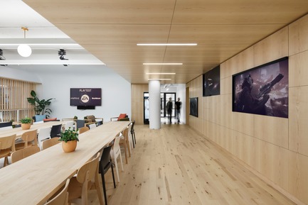 Press kit | 1303-05 - Press release | Electronic Arts - Sid Lee Architecture - Commercial Interior Design - Cafeteria - Photo credit: Stéphane Brügger