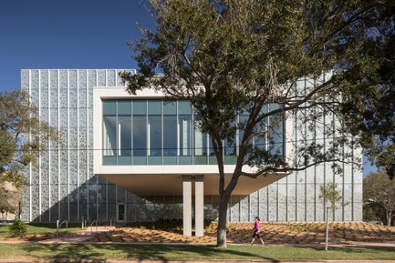 Press kit | 2353-02 - Press release | Innovative and Award-Winning Facade of USF-SP's Tiedemann College of Business Recalls Native Coral in Ecofriendly Envelope - ikon.5 architects - Institutional Architecture - South facade along 8th Avenue South - Photo credit: Brad Feinknopf 