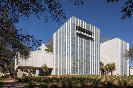 Press kit | 2353-02 - Press release | Innovative and Award-Winning Facade of USF-SP's Tiedemann College of Business Recalls Native Coral in Ecofriendly Envelope - ikon.5 architects - Institutional Architecture - East view looking toward Palm Court - Photo credit: Brad Feinknopf 