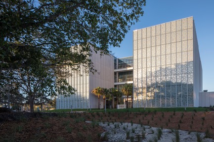 Press kit | 2353-02 - Press release | Innovative and Award-Winning Facade of USF-SP's Tiedemann College of Business Recalls Native Coral in Ecofriendly Envelope - ikon.5 architects - Institutional Architecture - Photo credit: Brad Feinknopf