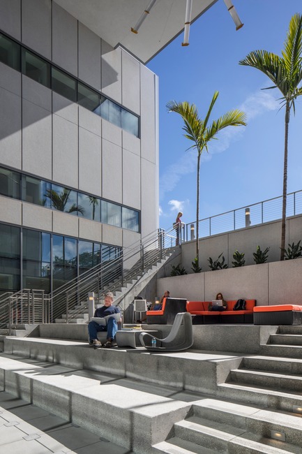 Press kit | 2353-02 - Press release | Innovative and Award-Winning Facade of USF-SP's Tiedemann College of Business Recalls Native Coral in Ecofriendly Envelope - ikon.5 architects - Institutional Architecture - Scholars' Garden - Photo credit: Brad Feinknopf