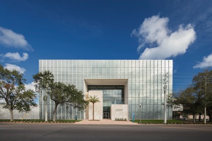 Press kit | 2353-02 - Press release | Innovative and Award-Winning Facade of USF-SP's Tiedemann College of Business Recalls Native Coral in Ecofriendly Envelope - ikon.5 architects - Institutional Architecture - West facade along 4th Street South / City Entry - Photo credit:   Brad Feinknopf <br>