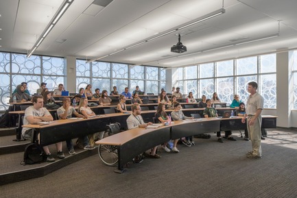 Press kit | 2353-02 - Press release | Innovative and Award-Winning Facade of USF-SP's Tiedemann College of Business Recalls Native Coral in Ecofriendly Envelope - ikon.5 architects - Institutional Architecture - typical seminar room - Photo credit: Brad Feinknopf