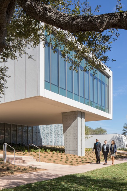 Press kit | 2353-02 - Press release | Innovative and Award-Winning Facade of USF-SP's Tiedemann College of Business Recalls Native Coral in Ecofriendly Envelope - ikon.5 architects - Institutional Architecture - cantilevered computer lab with Scholars' Garden beyond - Photo credit: Brad Feinknopf