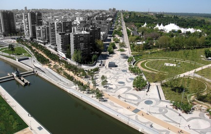 Press kit | 3076-01 - Press release | Madrid Rio. A New Urban Ecology - Burgos & Garrido; Porras La Casta; Rubio & A-Sala; West 8[Ginés Garrido, team director] - Landscape Architecture - Aerial view - Photo credit: Courtesy of the authors of the project