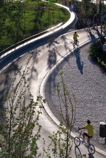 Press kit | 3076-01 - Press release | Madrid Rio. A New Urban Ecology - Burgos & Garrido; Porras La Casta; Rubio & A-Sala; West 8[Ginés Garrido, team director] - Landscape Architecture - Arganzuela Park - Photo credit: Ana Müller