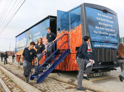 Press kit | 2369-03 - Press release | Holodomor Mobile Classroom - Forge Media + Design - Multimedia Design - Exiting The Bus - Photo credit: Forge Media + Design