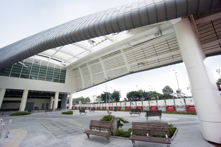 Press kit | 1474-01 - Press release | Hong Kong’s Kennedy Town Swimming Pool - Farrells - Commercial Architecture - The public sitting-out area, sheltered beneath the tip of the swimming pool's characteristic zinc roof. - Photo credit: Farrells