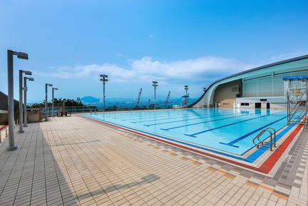 Press kit | 1474-01 - Press release | Hong Kong’s Kennedy Town Swimming Pool - Farrells - Commercial Architecture - The 50-metre outdoor pool, offering views of Victoria Harbour and Hong Kong's outlying islands. - Photo credit: Farrells