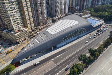 Press kit | 1474-01 - Press release | Hong Kong’s Kennedy Town Swimming Pool - Farrells - Commercial Architecture - A bird's eye view of the Kennedy Town Swimming Pool in Hong Kong, completed in 2017 - Photo credit: Farrells