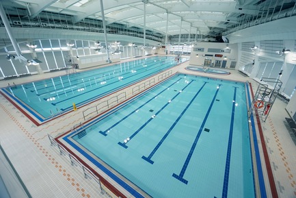 Press kit | 1474-01 - Press release | Hong Kong’s Kennedy Town Swimming Pool - Farrells - Commercial Architecture - An overview of the indoor pool hall, showing the 50-metre main pool, secondary training pool, and massage baths. - Photo credit: Farrells