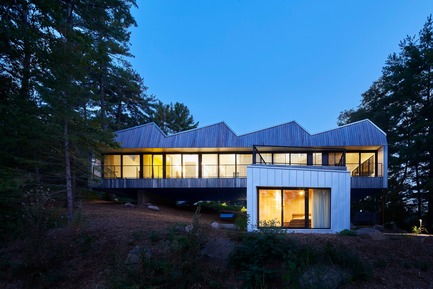 Press kit | 3177-01 - Press release | Sky House - Julia Jamrozik and Coryn Kempster - Residential Architecture - View from lake - Photo credit: Doublespace Photography