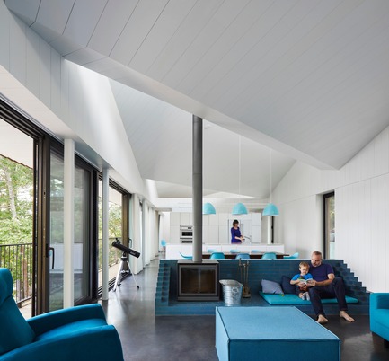 Press kit | 3177-01 - Press release | Sky House - Julia Jamrozik and Coryn Kempster - Residential Architecture - View from livingroom looking toward kitchen with study/guestroom beyond - Photo credit: Doublespace Photography 