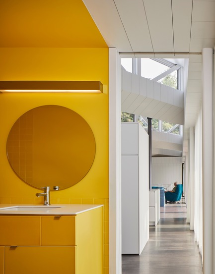 Press kit | 3177-01 - Press release | Sky House - Julia Jamrozik and Coryn Kempster - Residential Architecture - View from the washroom looking toward the livingroom - Photo credit: Doublespace Photography