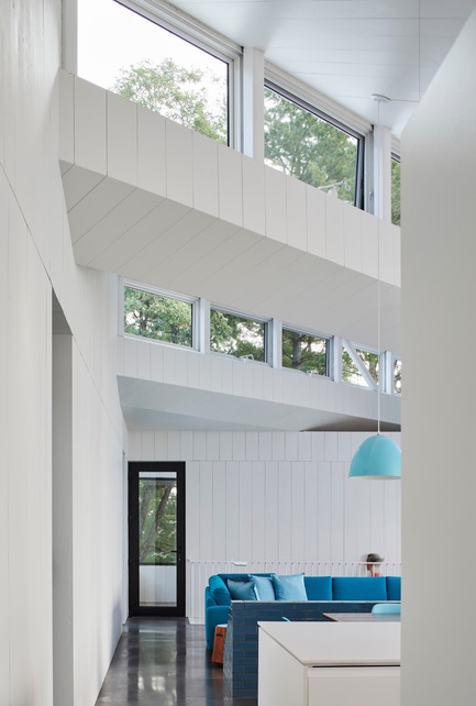 Press kit | 3177-01 - Press release | Sky House - Julia Jamrozik and Coryn Kempster - Residential Architecture - View from the main entrance looking toward the livingroom with screenporch beyond - Photo credit: Doublespace Photography