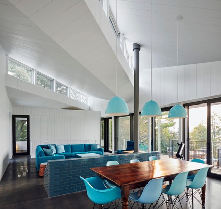 Press kit | 3177-01 - Press release | Sky House - Julia Jamrozik and Coryn Kempster - Residential Architecture - View from diningroom looking toward the livingroom with screenporch beyond - Photo credit: Doublespace Photography