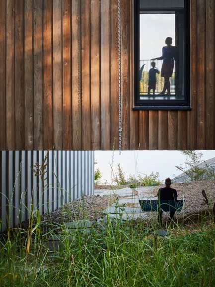 Press kit | 3177-01 - Press release | Sky House - Julia Jamrozik and Coryn Kempster - Residential Architecture - Custom swing bench under the Upper Volume - Photo credit: Doublespace Photography