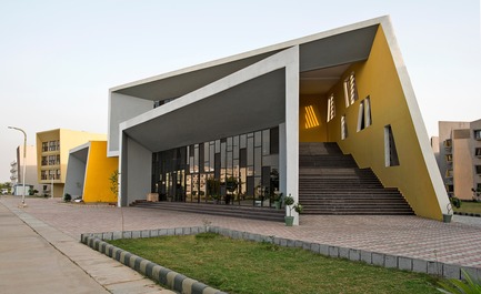 Press kit | 1432-03 - Press release | The Street - Sanjay Puri Architects - Institutional Architecture -  Front Cafeteria and Gymnasium View&nbsp;  - Photo credit: Dinesh Mehta