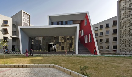 Press kit | 1432-03 - Press release | The Street - Sanjay Puri Architects - Institutional Architecture - Rear Cafeteria and Recreation Room View - Photo credit: Dinesh Mehta