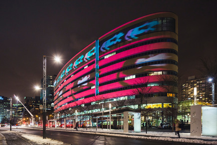 Press kit | 583-17 - Press release | Luminothérapie:Loop’s Giant Illuminated Wheels Take Over the Place des Festivals - Quartier des spectacles Partnership - Event + Exhibition - Architectural Video, UQAM’s Pavillon Président-Kennedy, Quartier des Spectacles - Photo credit: Ulysse Lemerise/OSA Images