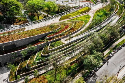 Press kit | 2657-01 - Press release | A Mata Atlântica Forest in São Paulo - Balmori Associates - Landscape Architecture -   The ground plane lifts up in a series of engineered vegetated terraces to form the amenity building. - Photo credit: Courtesy of Ana Mello