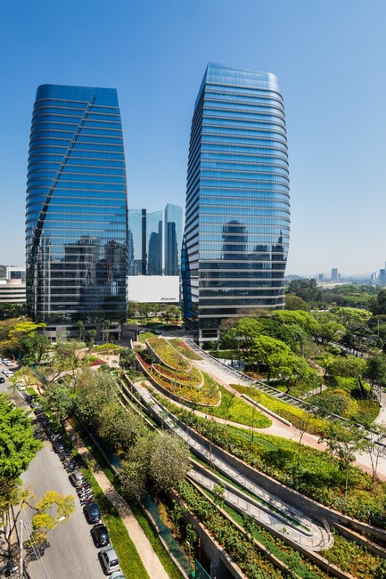 Press kit | 2657-01 - Press release | A Mata Atlântica Forest in São Paulo - Balmori Associates - Landscape Architecture - The continuous green surface weaves across the site around and through the two towers that make up the architectural program. - Photo credit: Courtesy of Ana Mello