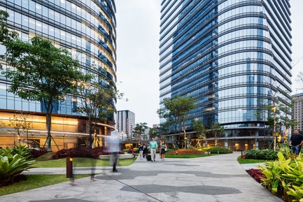 Press kit | 2657-01 - Press release | A Mata Atlântica Forest in São Paulo - Balmori Associates - Landscape Architecture - End of the winter season 2017. The topographic garden of planted islands curates visual connections between the towers’ lobby and forest - Photo credit: Courtesy of Ana Mello