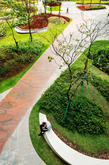 Press kit | 2657-01 - Press release | A Mata Atlântica Forest in São Paulo - Balmori Associates - Landscape Architecture - The 1km loop highlighted here by contrasting Brazilian granites: Red Dragon in a pixelated field of Rosa Beatriz and Preto pavers.  - Photo credit: Courtesy of Ana Mello