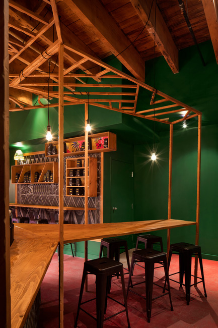 Aloha Espresso Bar: Café for the New Flavors and History Buffs Press kit | 760-14 - Press release | Aloha Espresso Bar:Café for the New Flavors and History Buffs - Jean de Lessard, Designers Créatifs - Commercial Interior Design - Photo credit: Adrien Williams