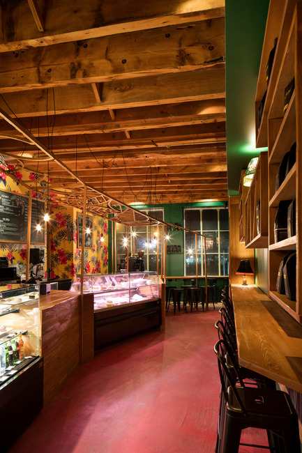 Aloha Espresso Bar: Café for the New Flavors and History Buffs Press kit | 760-14 - Press release | Aloha Espresso Bar:Café for the New Flavors and History Buffs - Jean de Lessard, Designers Créatifs - Commercial Interior Design - Photo credit: Adrien Williams