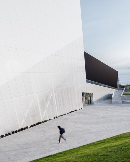 Press kit | 2206-02 - Press release | "Complexe sportif Saint-Laurent" - Saucier + Perrotte Architectes/HCMA - Institutional Architecture -  Main entrance - Photo credit: Olivier Blouin