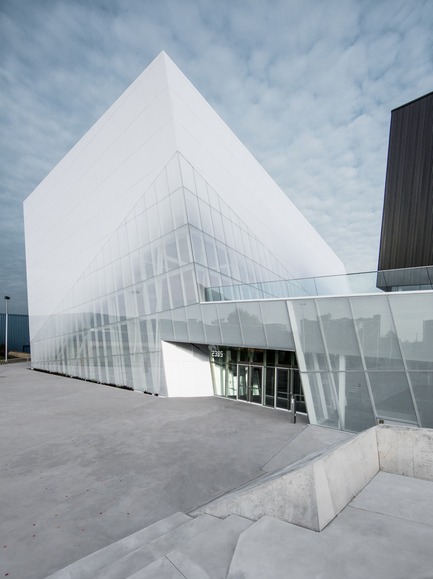 Press kit | 2206-02 - Press release | "Complexe sportif Saint-Laurent" - Saucier + Perrotte Architectes/HCMA - Institutional Architecture -  Main entrance - Photo credit: Olivier Blouin