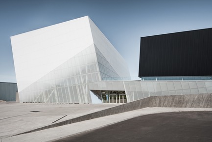 Press kit | 2206-02 - Press release | "Complexe sportif Saint-Laurent" - Saucier + Perrotte Architectes/HCMA - Institutional Architecture -  Main entrance - Photo credit: Olivier Blouin