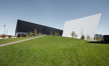 Press kit | 2206-02 - Press release | "Complexe sportif Saint-Laurent" - Saucier + Perrotte Architectes/HCMA - Institutional Architecture - Back - Photo credit: Olivier Blouin