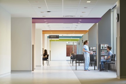 Press kit | 1387-03 - Press release | The New CHUM, Largest Healthcare Construction Project in North America, Opens its Doors - CannonDesign + NEUF architect(e)s - Institutional Architecture - Ambulatory clinic waiting area - Photo credit: Christopher Barrett