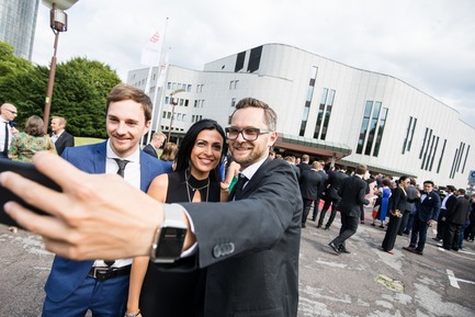 Press kit | 1696-21 - Press release | The Winners of the Red Dot Award: Product Design 2018 Have Been Chosen - Red Dot Design Award - Competition - Winners in front of the Aalto-Theater<br> - Photo credit: Red Dot<br>