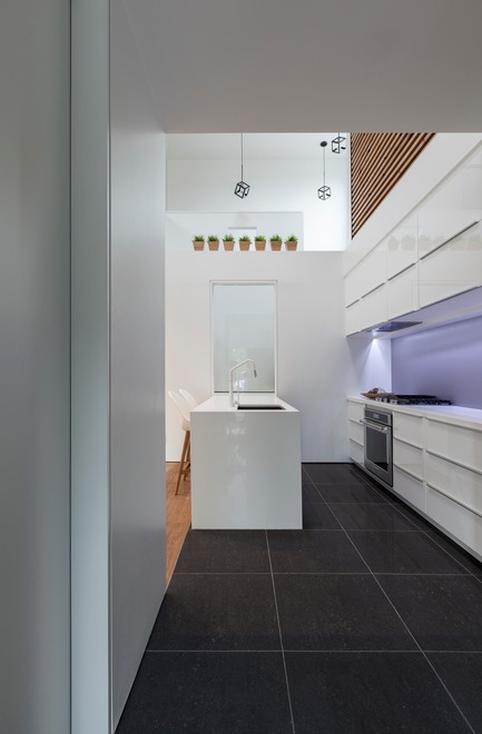 Press kit | 3057-01 - Press release | Flipped House - Atelier RZLBD - Residential Architecture - Flipped House, entry foyer looking towards the kitchen - Photo credit: Borxu