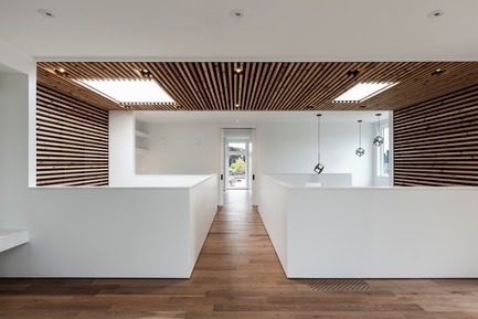 Press kit | 3057-01 - Press release | Flipped House - Atelier RZLBD - Residential Architecture - Flipped House, family room / bridge - Photo credit: Borxu