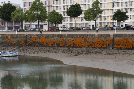 Press kit | 985-07 - Press release | Installation "Jardins fantômes" - Baptiste Debombourg - Art -  "Jardins fantômes", permanent installation, Bassin du Roy - le Havre. Lace cutting of 15mm Corten steel plates, pincers and special chemical sealing, special stainless steel connecting elements. Dimensions: 185m long x 3 m high; Completion time: 30 months. Artist: Baptiste Debombourg, Curator Jean Blaise, technical director Jess Pérez, engineer Julien Bonthoux, Artévia & Vinci group.<br>  - Photo credit:  Courtesy Studio Baptiste Debombourg & Galerie Patricia Dorfmann - Paris 