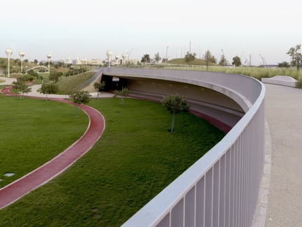 Press kit | 2404-02 - Press release | Oxygen Park, Education City, Doha - Qatar Foundation, AECOM - Institutional Architecture -  Covered Walkway - Upper Park Level  - Photo credit: Markus Elblaus