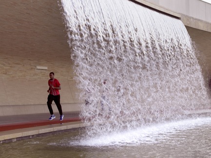 Press kit | 2404-02 - Press release | Oxygen Park, Education City, Doha - Qatar Foundation, AECOM - Institutional Architecture - Covered Walkway - Water Cascade - Photo credit: Markus Elblaus