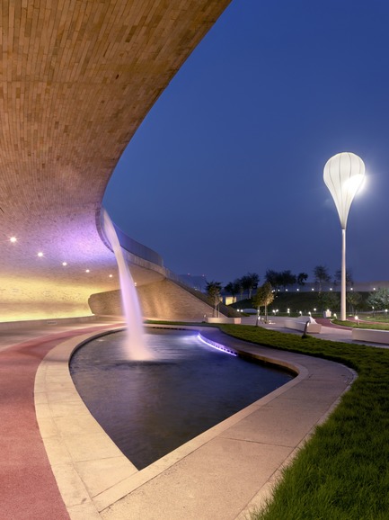 Press kit | 2404-02 - Press release | Oxygen Park, Education City, Doha - Qatar Foundation, AECOM - Institutional Architecture - Covered Walkway - Water Cascade - Photo credit: Markus Elblaus